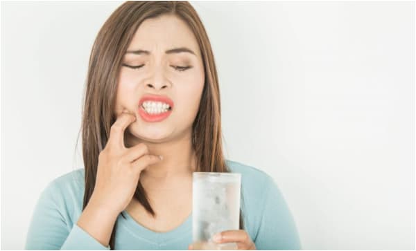 أسباب حساسية الأسنان وكيفية التعامل معها