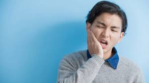 ألم الأسنان المفاجئ: الأسباب المحتملة ومتى تروح للطوارئ