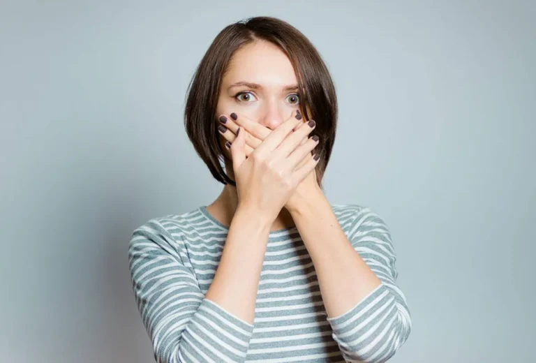 رائحة الفم الكريهة رائحة الفم بعد التركيبات